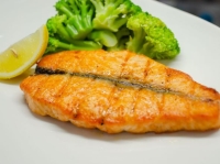 Стейк из семги с брокколи