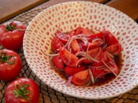Помидоры с красным луком