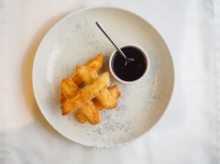 Жареный сулугуни с ягодным соусом