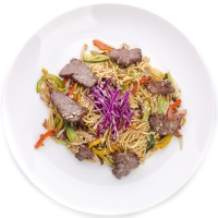 Яичная лапша с маринованной говядиной и овощами